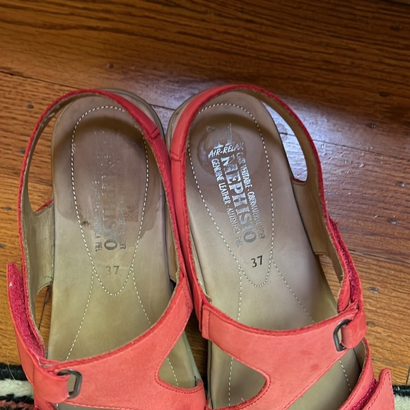 Mephistopheles red size 37 size 7-71/2 sandals euc - Picture 3 of 6